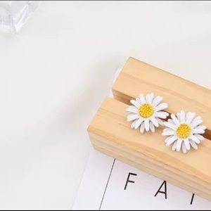 Daisy style earrings